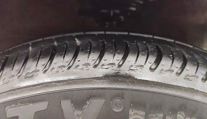 2016 Hyundai Grand i10 SPORTZ 1.2 KAPPA VTVT, Petrol, Manual, 1,06,696 km, Right Front Tyre Tread