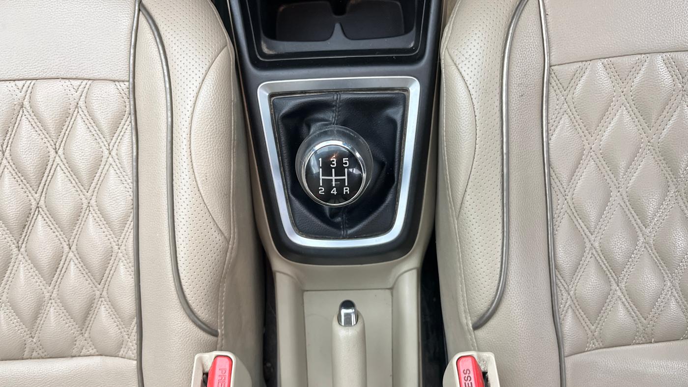 2017 Maruti Dzire VXI, Petrol, Manual, 44,922 km, Gear Lever