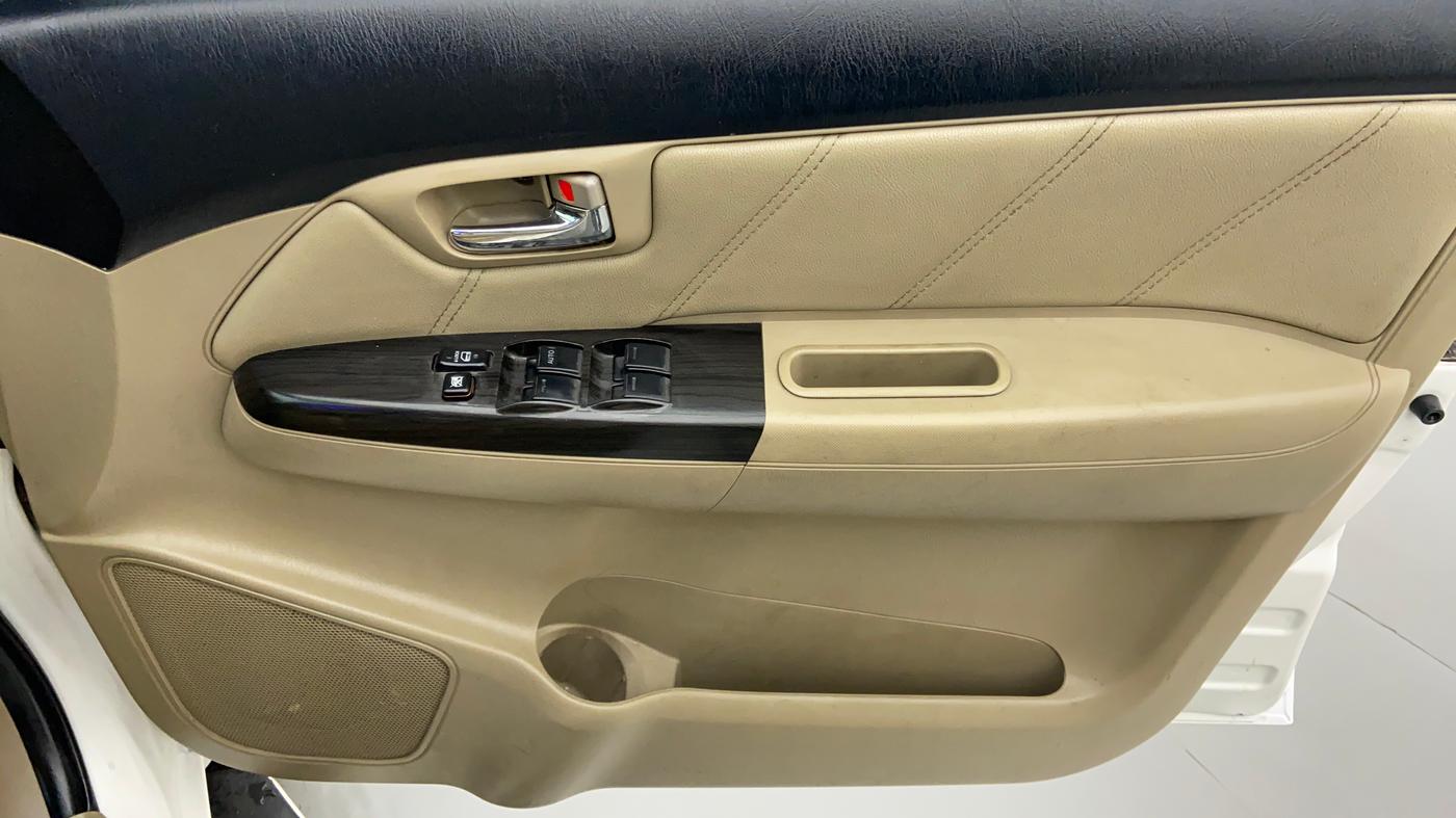 2014 Toyota Fortuner SPORTIVO 4X2 MT, Diesel, Manual, Driver Side Door Panels Control