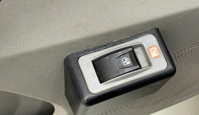 2018 Tata Tiago XE PETROL, Petrol, Manual, 40,330 km, Left front window switch / handle - Switch/handle not functional
