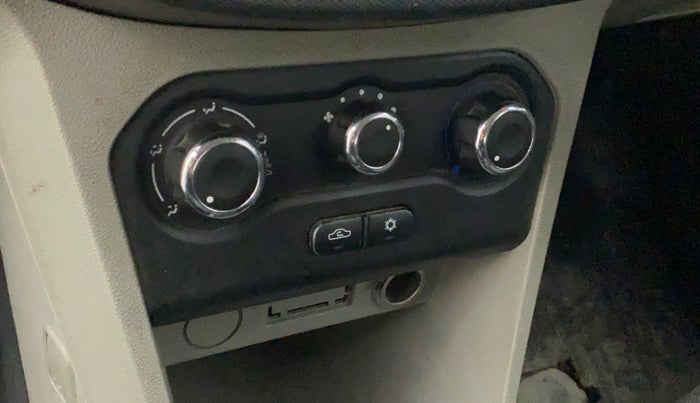 2018 Tata Tiago XE PETROL, Petrol, Manual, 40,330 km, AC Unit - Front vent has minor damage