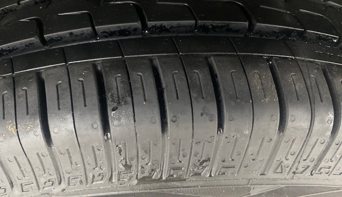 2014 Maruti Swift ZXI, Petrol, Manual, 1,01,773 km, Left Rear Tyre Tread