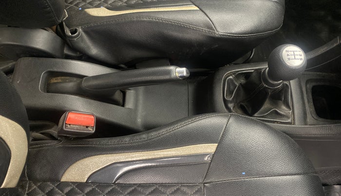 2014 Maruti Swift ZXI, Petrol, Manual, 1,01,773 km, Gear Lever