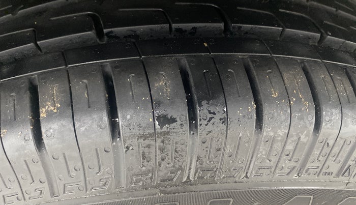 2014 Maruti Swift ZXI, Petrol, Manual, 1,01,773 km, Right Rear Tyre Tread