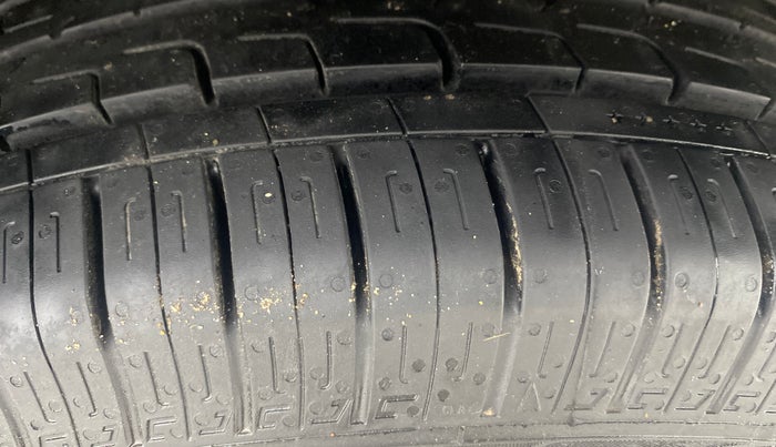 2014 Maruti Swift ZXI, Petrol, Manual, 1,01,773 km, Right Front Tyre Tread