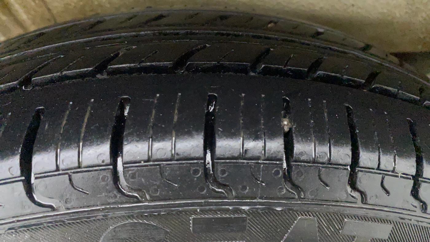 2018 Maruti Wagon R 1.0 LXI CNG, CNG, Manual, 54,039 km, Right Front Tyre Tread