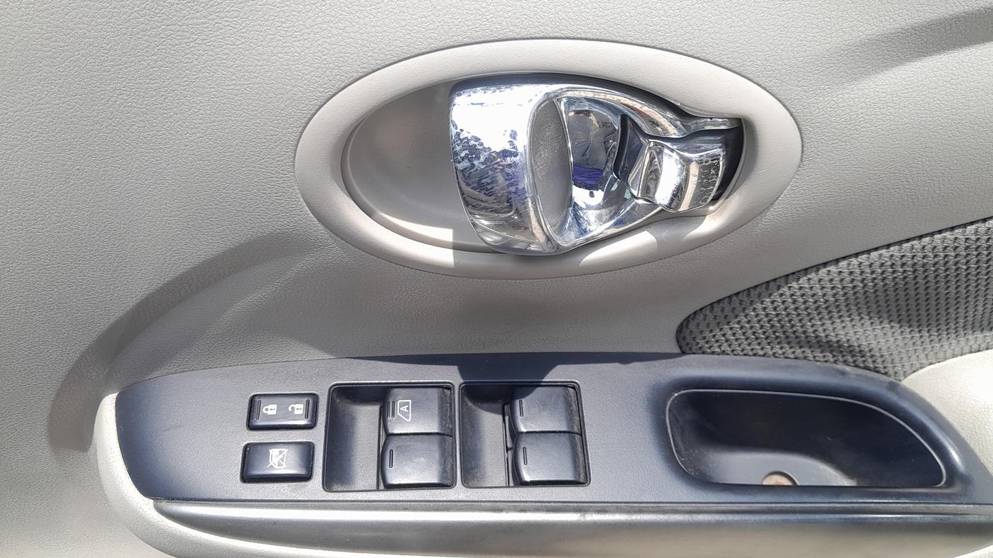 2015 Renault Scala RXZ DIESEL, Diesel, Manual, 59,730 km, Driver Side Door Panels Control