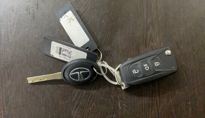 2024 Tata NEXON PURE 1.2 PETROL, Petrol, Manual, 22,705 km, Key Close Up