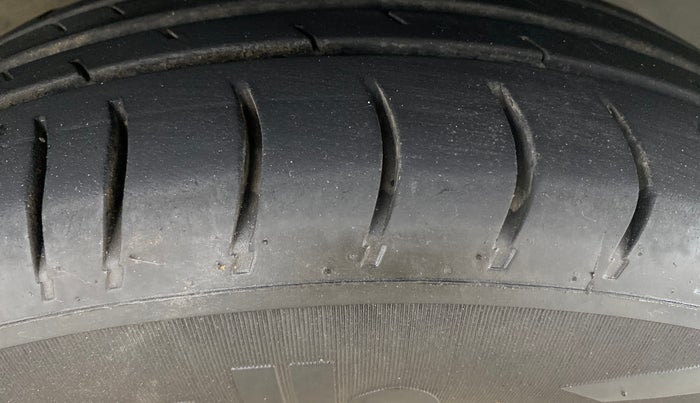 2017 Renault Kwid RXT 1.0 AMT, Petrol, Automatic, 1,01,121 km, Right Front Tyre Tread