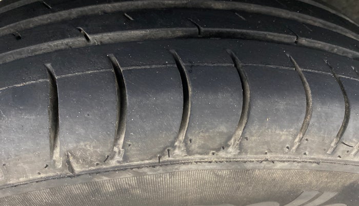 2017 Renault Kwid RXT 1.0 AMT, Petrol, Automatic, 1,01,121 km, Right Rear Tyre Tread