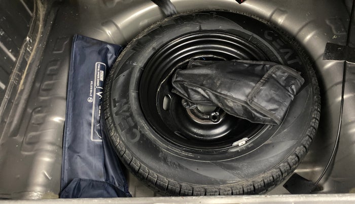 2017 Renault Kwid RXT 1.0 AMT, Petrol, Automatic, 1,01,121 km, Spare Tyre