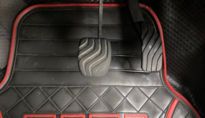 2017 Renault Kwid RXT 1.0 AMT, Petrol, Automatic, 1,01,121 km, Pedals