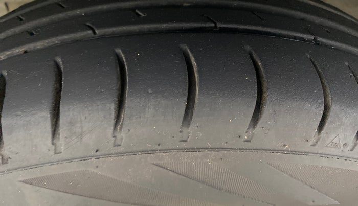 2017 Renault Kwid RXT 1.0 AMT, Petrol, Automatic, 1,01,121 km, Left Front Tyre Tread