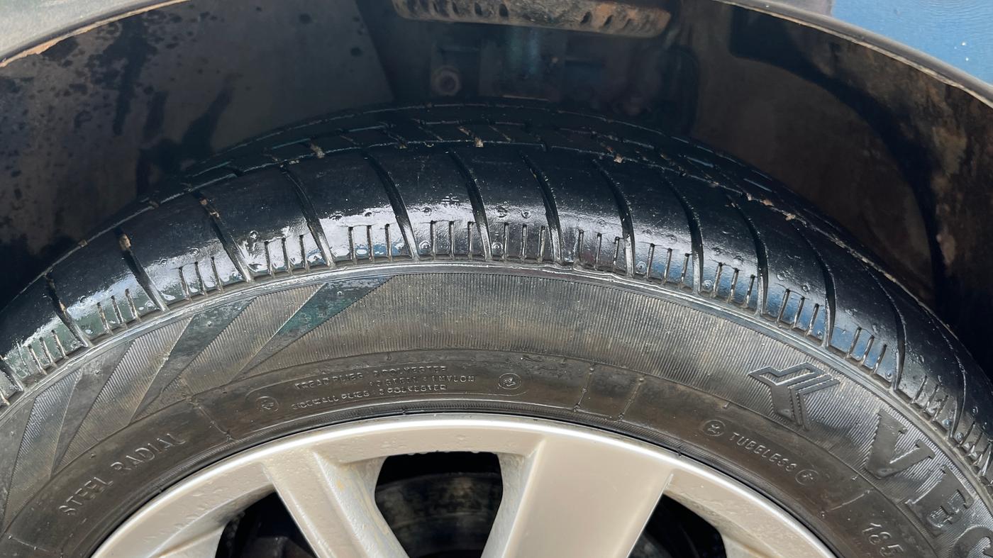 2016 Volkswagen Vento HIGHLINE PETROL AT, Petrol, Automatic, 25,550 km, Left Front Tyre Tread