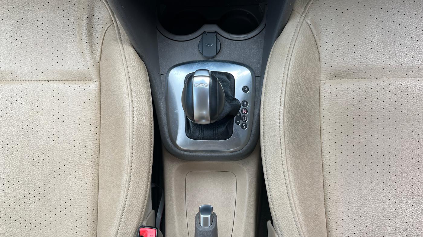 2016 Volkswagen Vento HIGHLINE PETROL AT, Petrol, Automatic, 25,550 km, Gear Lever