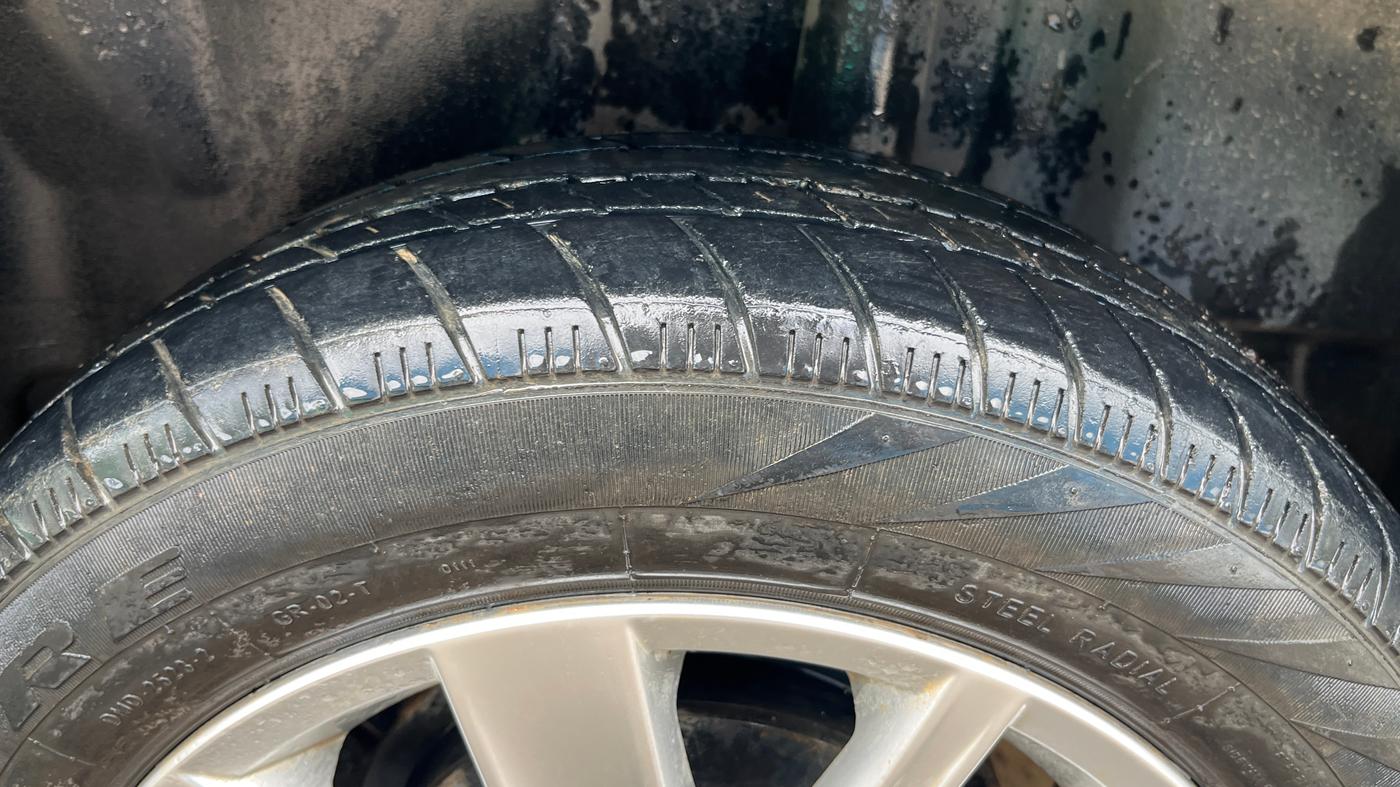 2016 Volkswagen Vento HIGHLINE PETROL AT, Petrol, Automatic, 25,550 km, Left Rear Tyre Tread