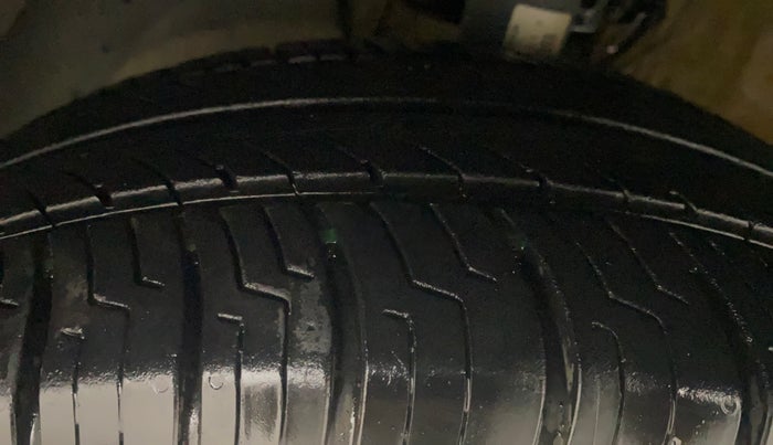 2016 Volkswagen Vento HIGHLINE 1.6 MPI, Petrol, Manual, 55,245 km, Left Front Tyre Tread