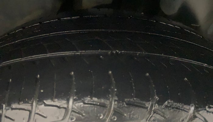 2016 Volkswagen Vento HIGHLINE 1.6 MPI, Petrol, Manual, 55,245 km, Right Rear Tyre Tread