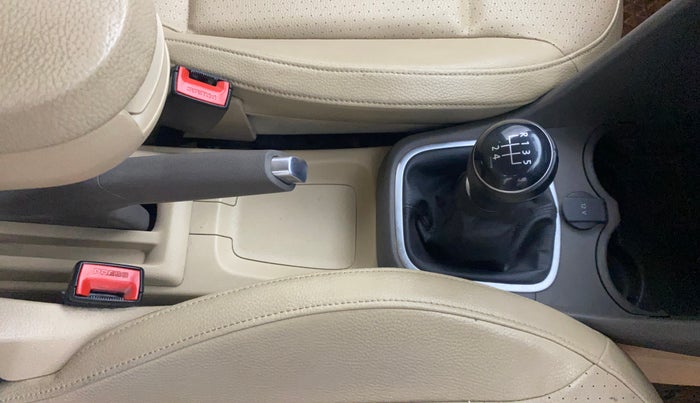 2016 Volkswagen Vento HIGHLINE 1.6 MPI, Petrol, Manual, 55,245 km, Gear Lever