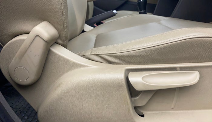 2016 Volkswagen Vento HIGHLINE 1.6 MPI, Petrol, Manual, 55,245 km, Driver Side Adjustment Panel