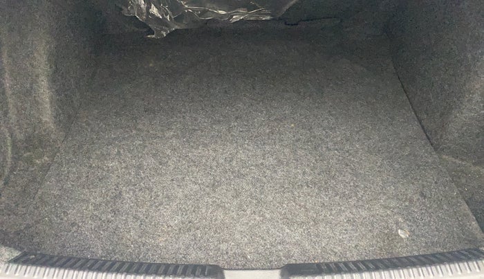 2016 Volkswagen Vento HIGHLINE 1.6 MPI, Petrol, Manual, 55,245 km, Boot Inside