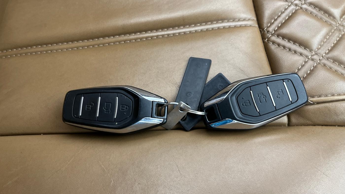2018 Mahindra XUV500 W11 AT, Diesel, Automatic, 43,833 km, Key Close Up