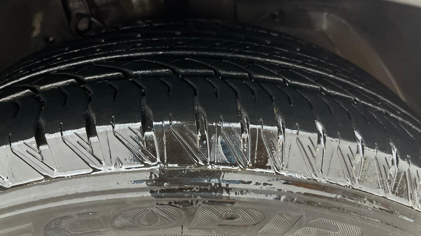 2018 Mahindra XUV500 W11 AT, Diesel, Automatic, 43,833 km, Right Front Tyre Tread