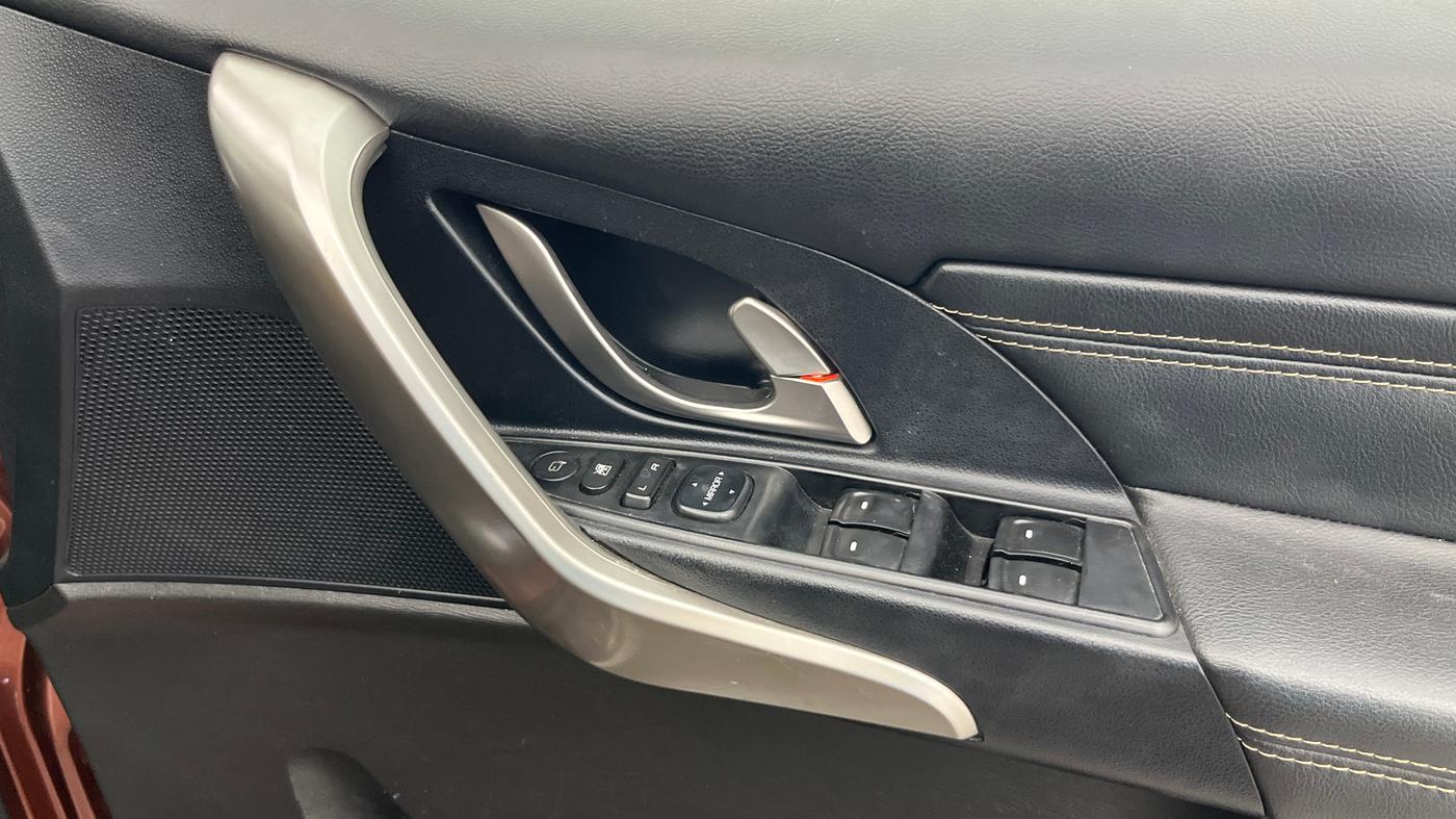 2018 Mahindra XUV500 W11 AT, Diesel, Automatic, 43,833 km, Driver Side Door Panels Control