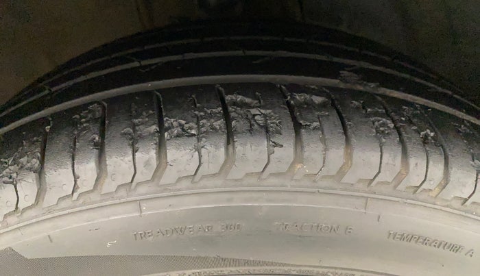 2021 Hyundai NEW I20 ASTA 1.2 AT, Petrol, Automatic, 26,333 km, Right Front Tyre Tread