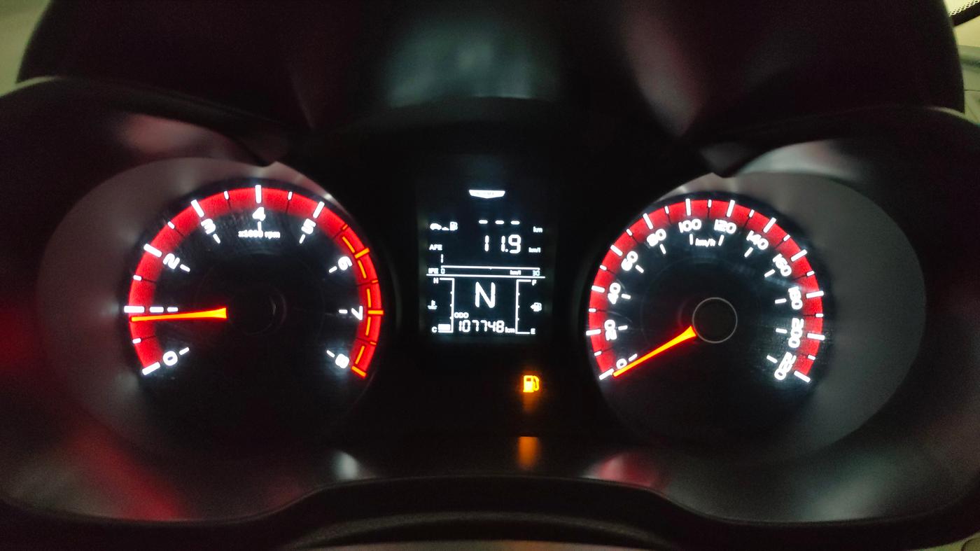 2022 Mahindra XUV300 W4 1.2 PETROL, Petrol, Manual, 1,07,747 km, Odometer Image