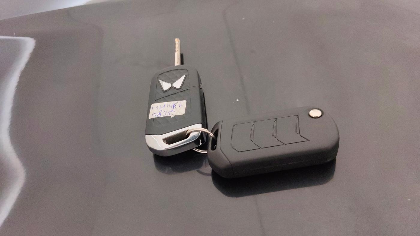 2022 Mahindra XUV300 W4 1.2 PETROL, Petrol, Manual, 1,07,747 km, Key Close Up
