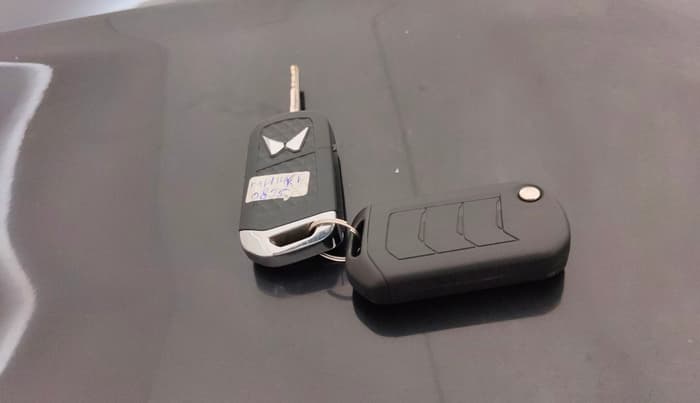 2022 Mahindra XUV300 W4 1.2 PETROL, Petrol, Manual, 1,07,747 km, Key Close Up
