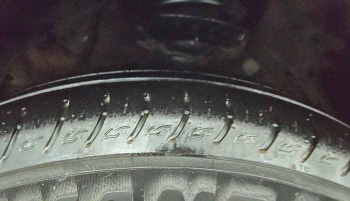 2022 Mahindra XUV300 W4 1.2 PETROL, Petrol, Manual, 1,07,747 km, Left Front Tyre Tread