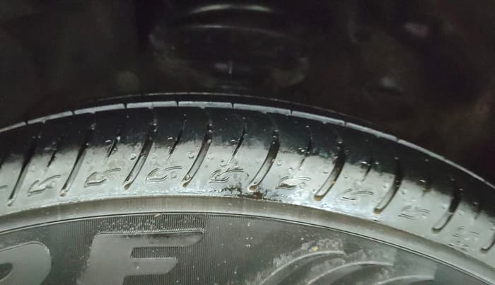 2022 Mahindra XUV300 W4 1.2 PETROL, Petrol, Manual, 1,07,747 km, Right Front Tyre Tread