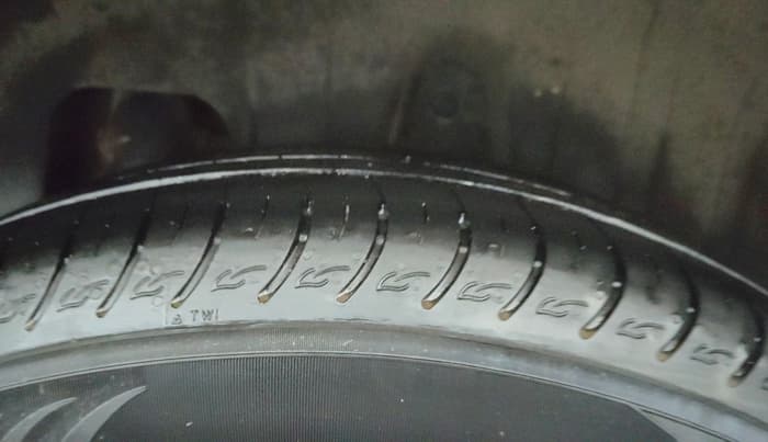 2022 Mahindra XUV300 W4 1.2 PETROL, Petrol, Manual, 1,07,747 km, Left Rear Tyre Tread
