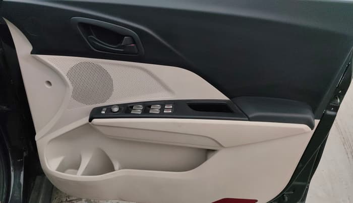 2022 Mahindra XUV300 W4 1.2 PETROL, Petrol, Manual, 1,07,747 km, Driver Side Door Panels Control