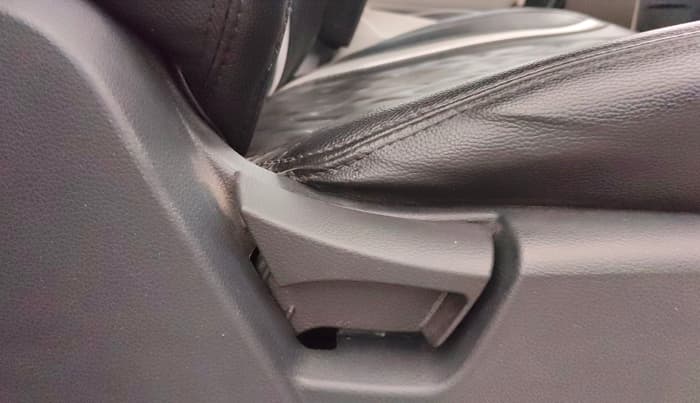 2022 Mahindra XUV300 W4 1.2 PETROL, Petrol, Manual, 1,07,747 km, Driver Side Adjustment Panel
