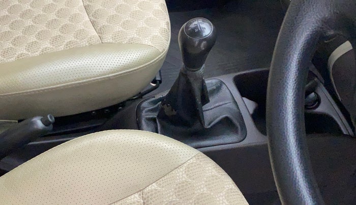 2018 Hyundai Eon MAGNA +, Petrol, Manual, 57,231 km, Gear lever - Boot cover slightly torn