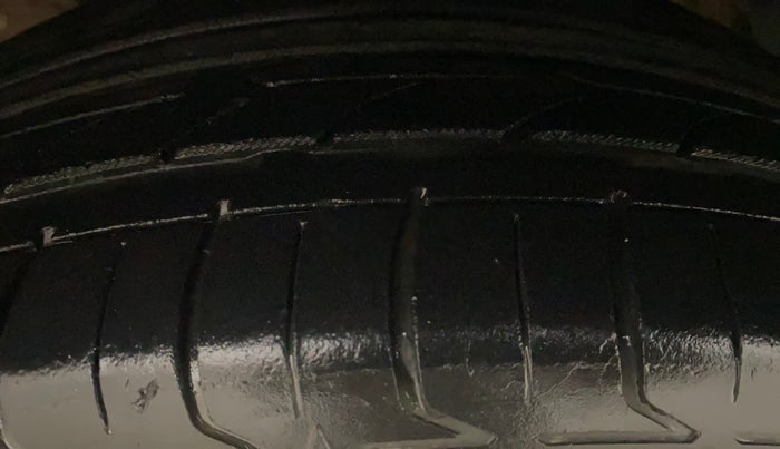 2020 Mahindra XUV300 W8 (O) 1.5 DIESEL, Diesel, Manual, 1,10,988 km, Left Front Tyre Tread