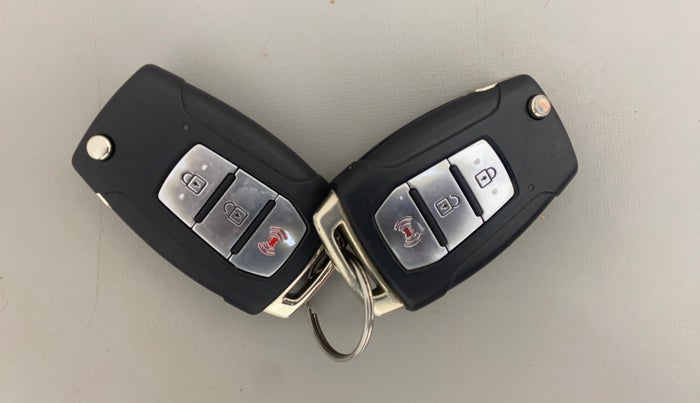 2020 Mahindra XUV300 W8 (O) 1.5 DIESEL, Diesel, Manual, 1,10,988 km, Key Close Up