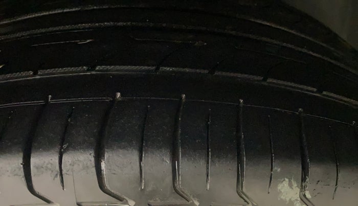 2020 Mahindra XUV300 W8 (O) 1.5 DIESEL, Diesel, Manual, 1,10,988 km, Right Rear Tyre Tread