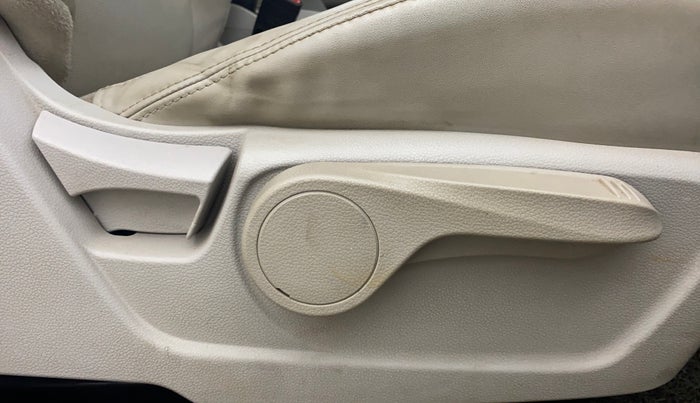 2020 Mahindra XUV300 W8 (O) 1.5 DIESEL, Diesel, Manual, 1,10,988 km, Driver Side Adjustment Panel