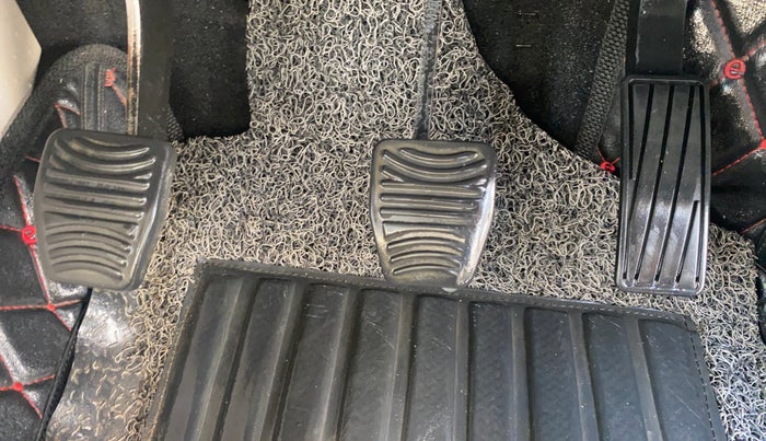 2020 Mahindra XUV300 W8 (O) 1.5 DIESEL, Diesel, Manual, 1,10,988 km, Pedals