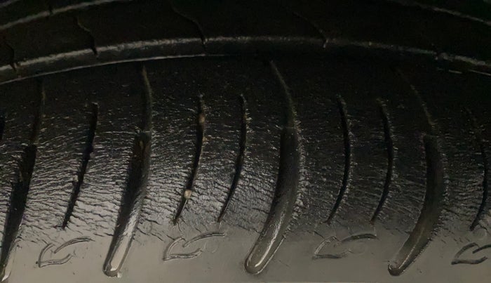 2020 Mahindra XUV300 W8 (O) 1.5 DIESEL, Diesel, Manual, 1,10,988 km, Right Front Tyre Tread