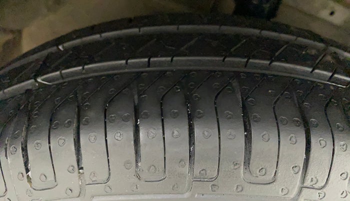 2015 Maruti Swift Dzire LXI (O), Petrol, Manual, 39,849 km, Right Front Tyre Tread