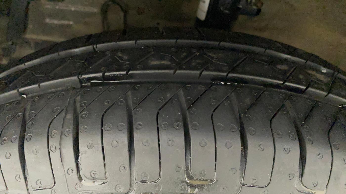 2015 Maruti Swift Dzire LXI (O), Petrol, Manual, 39,849 km, Left Front Tyre Tread