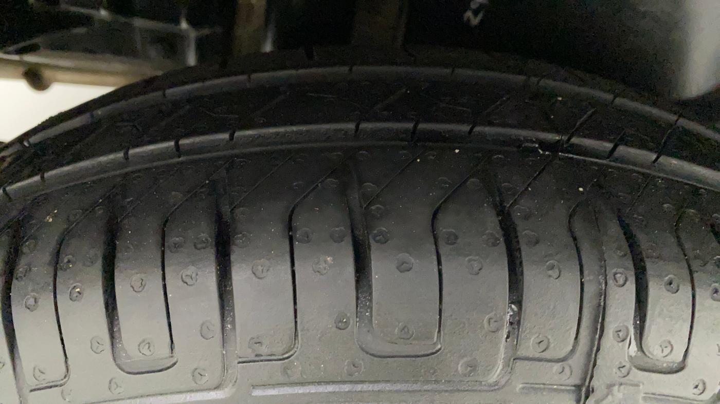 2015 Maruti Swift Dzire LXI (O), Petrol, Manual, 39,849 km, Right Rear Tyre Tread