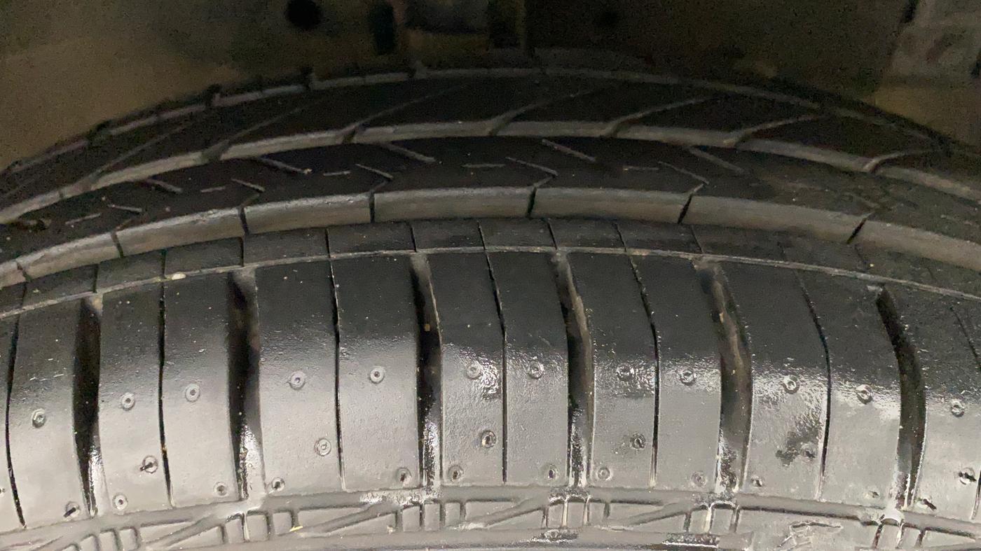 2014 Maruti Swift VXI, Petrol, Manual, 56,661 km, Right Front Tyre Tread
