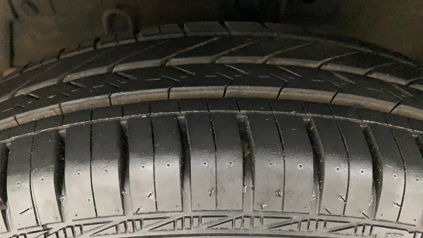 2014 Maruti Swift VXI, Petrol, Manual, 56,661 km, Left Front Tyre Tread