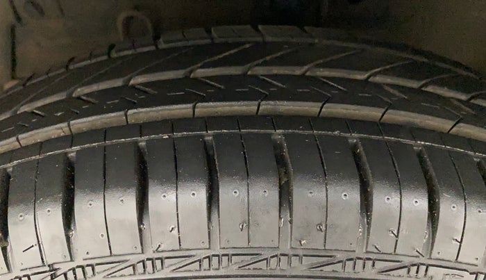 2014 Maruti Swift VXI, Petrol, Manual, 56,661 km, Left Front Tyre Tread